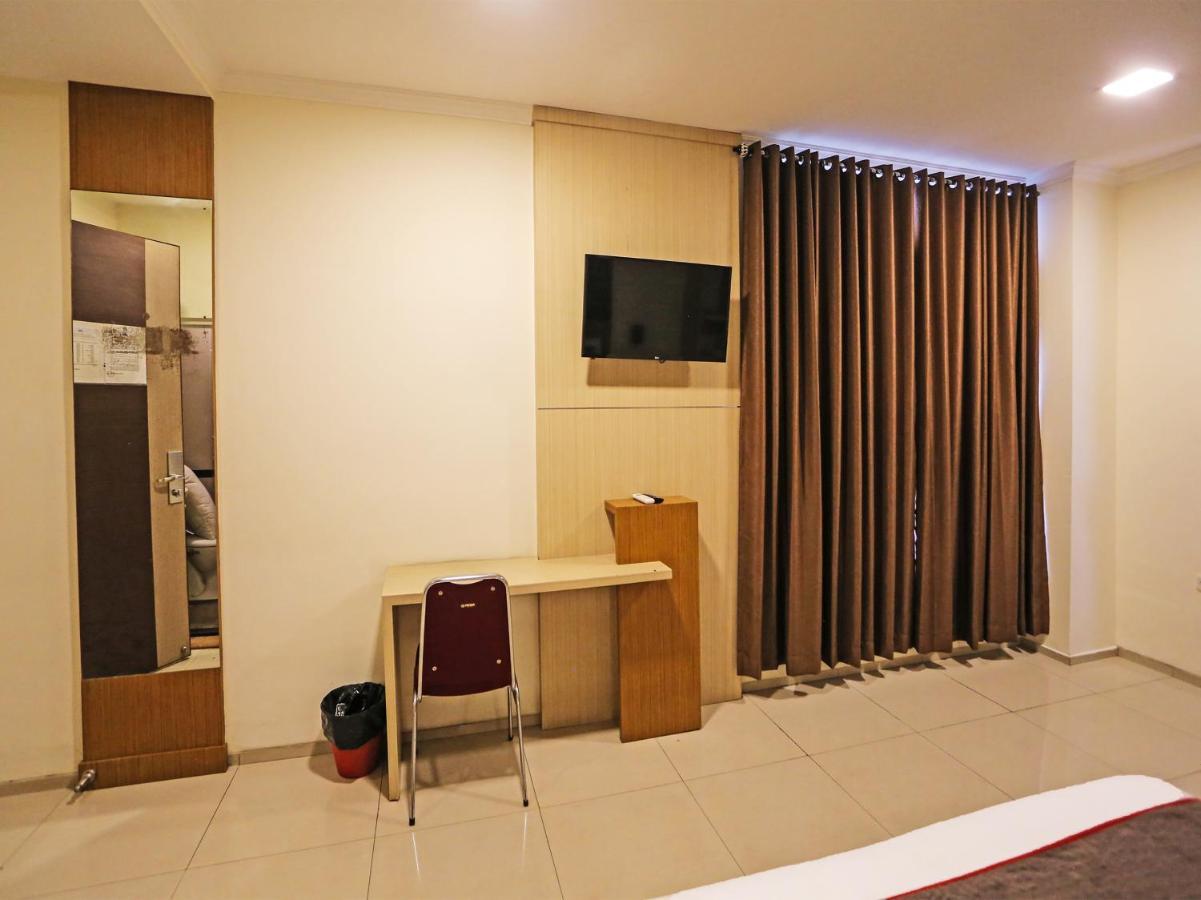 Super Oyo Townhouse Oak Hotel Fiducia Serpong Luaran gambar