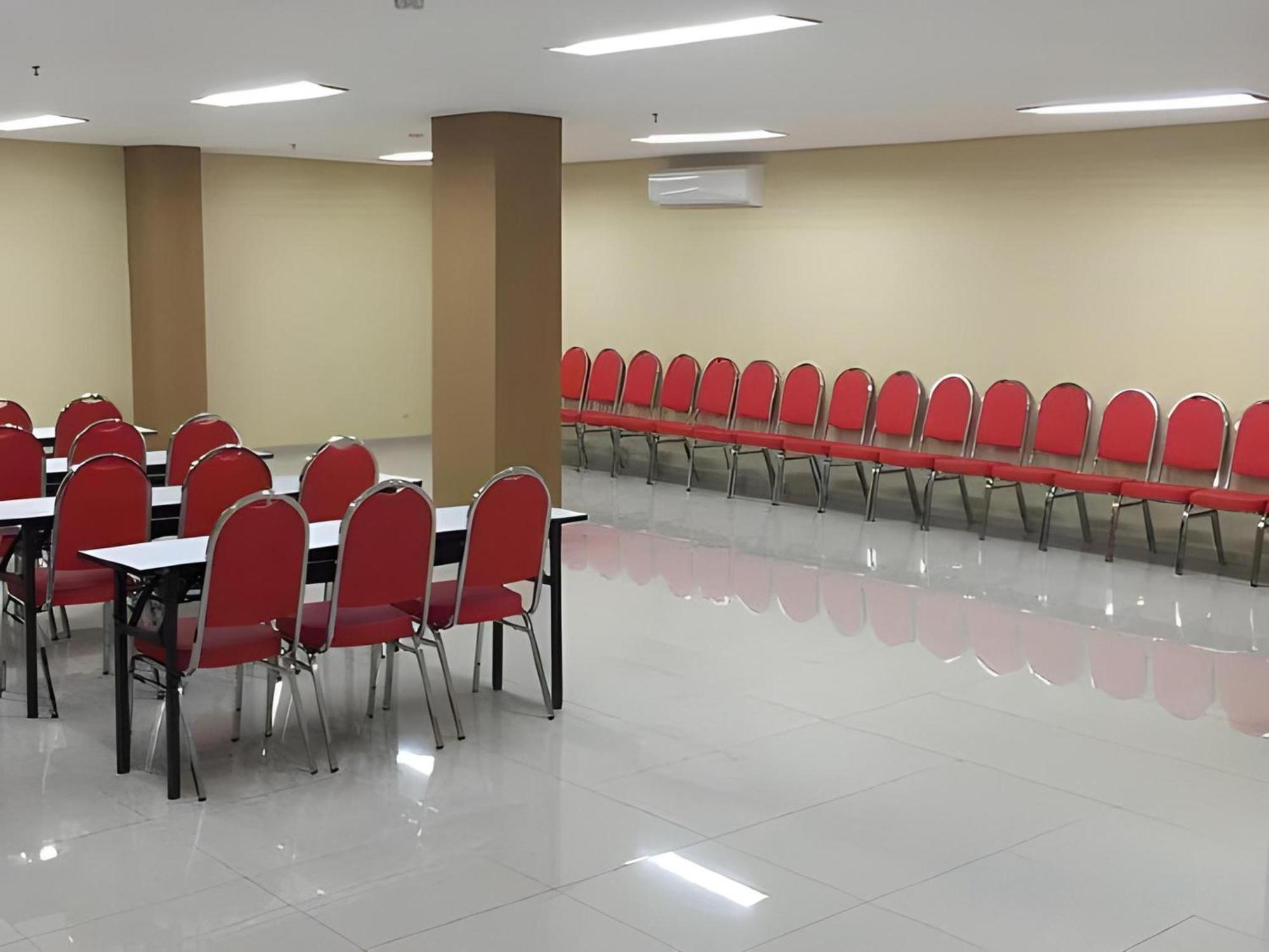 Super Oyo Townhouse Oak Hotel Fiducia Serpong Luaran gambar