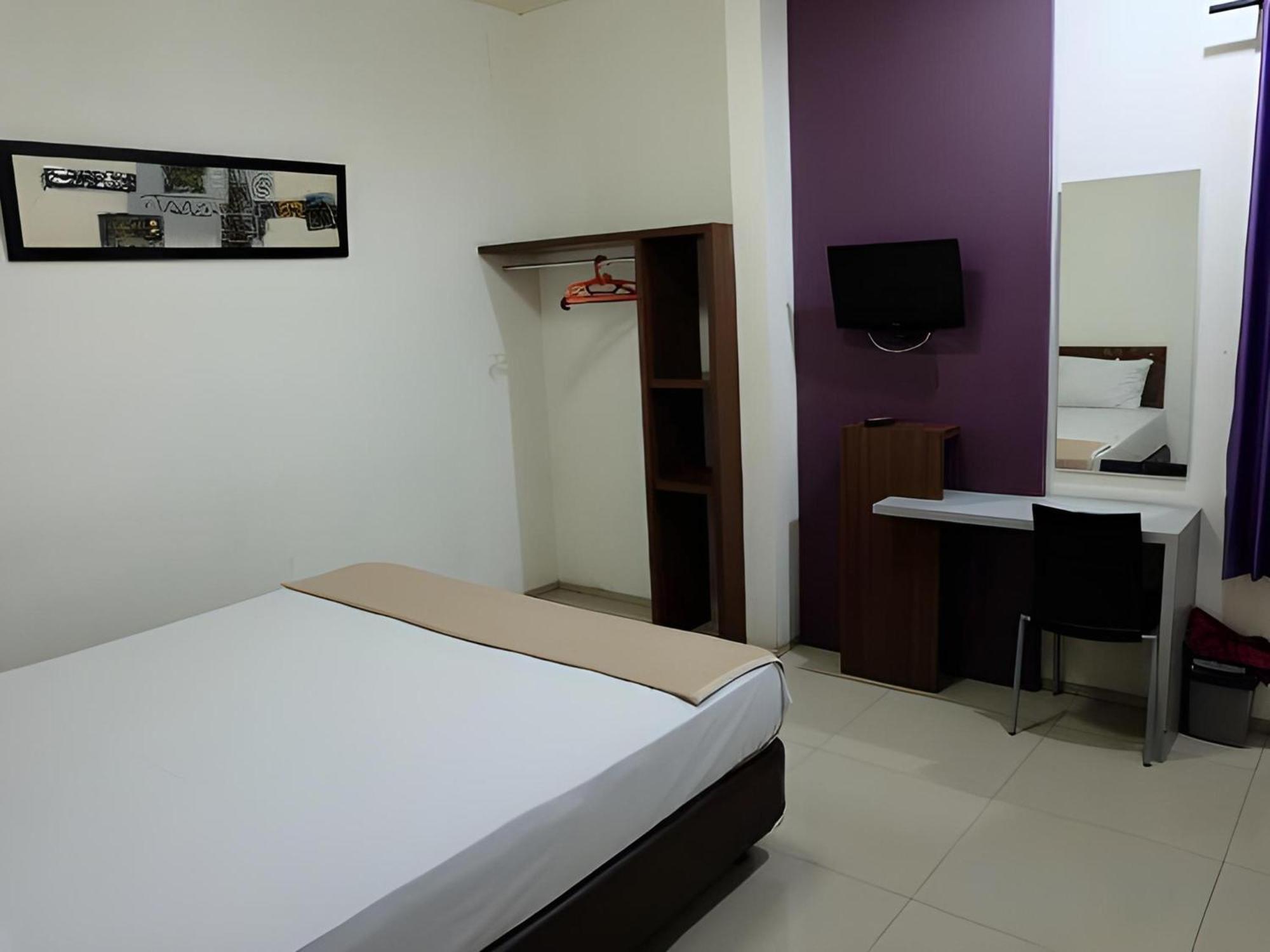 Super Oyo Townhouse Oak Hotel Fiducia Serpong Luaran gambar
