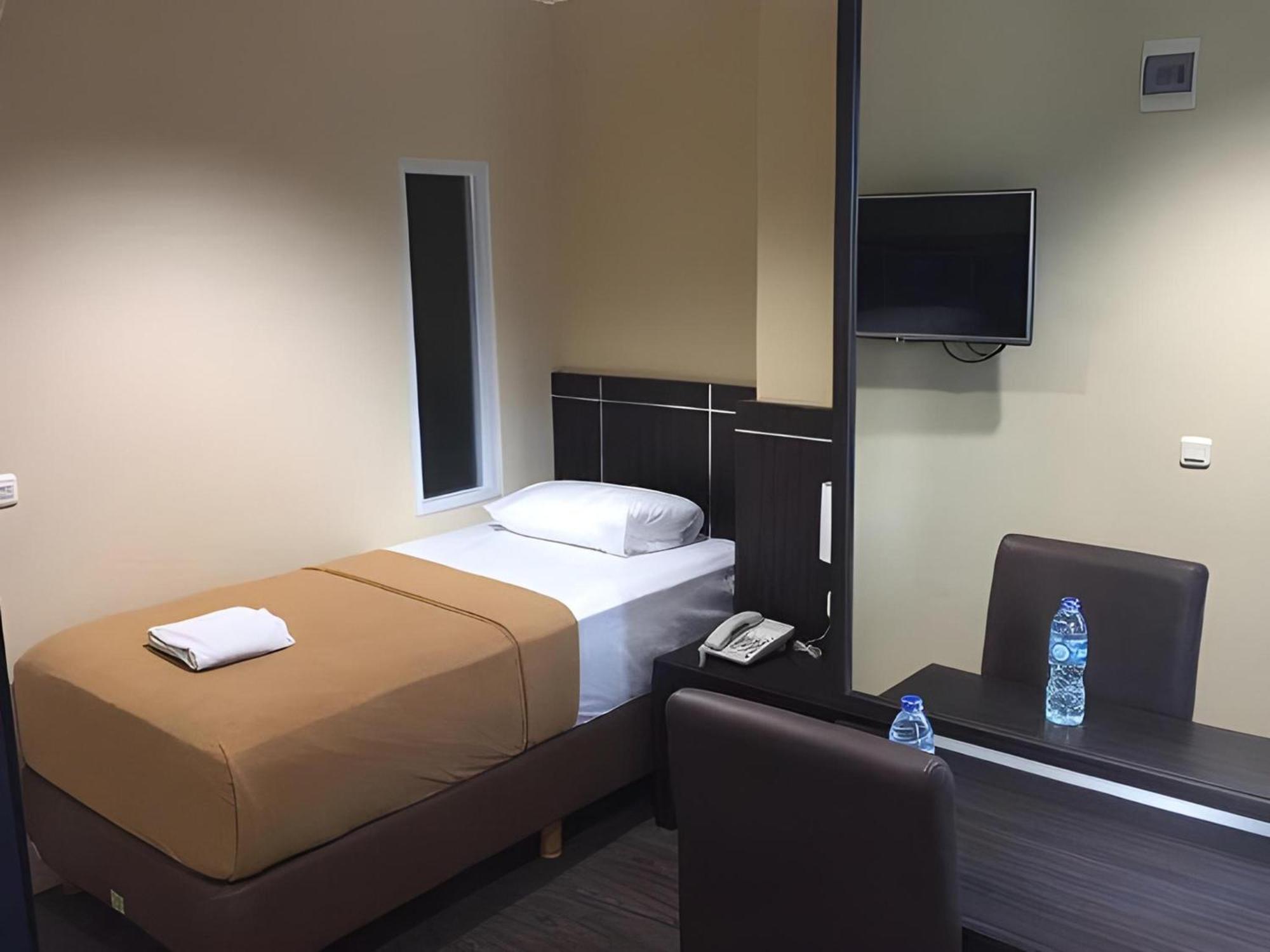 Super Oyo Townhouse Oak Hotel Fiducia Serpong Luaran gambar